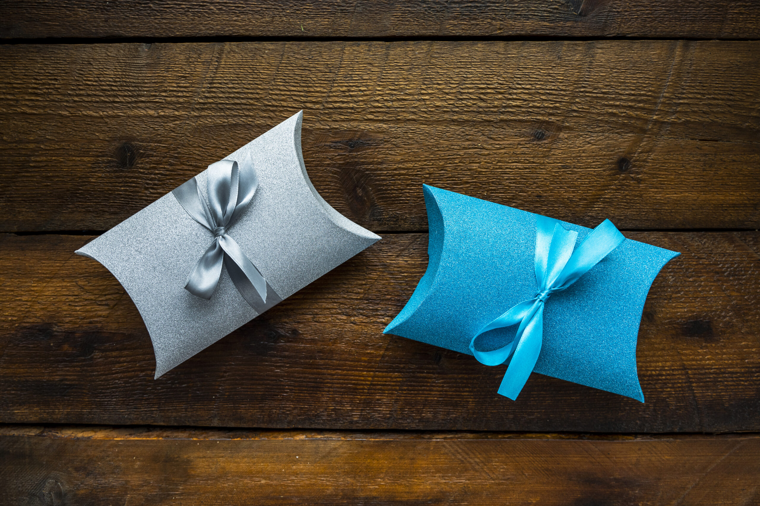 cute-minimalistic-gifts-with-ribbons