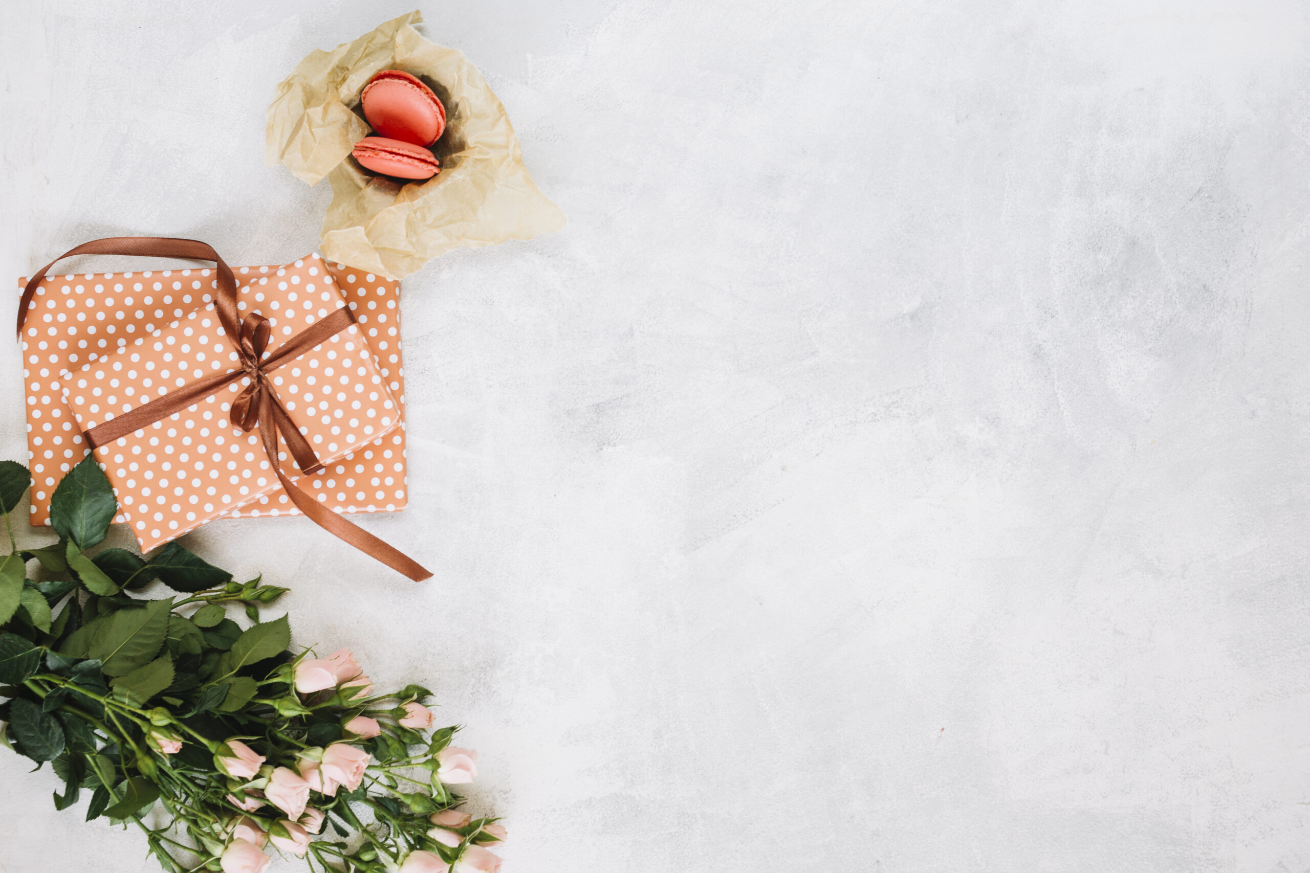 dessert-near-presents-flowers